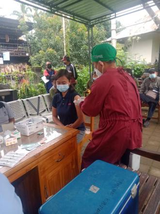 Vaksinasi Tahap I Bagi Guru, PMI, Lansia dan Kader Posyandu Desa Bila